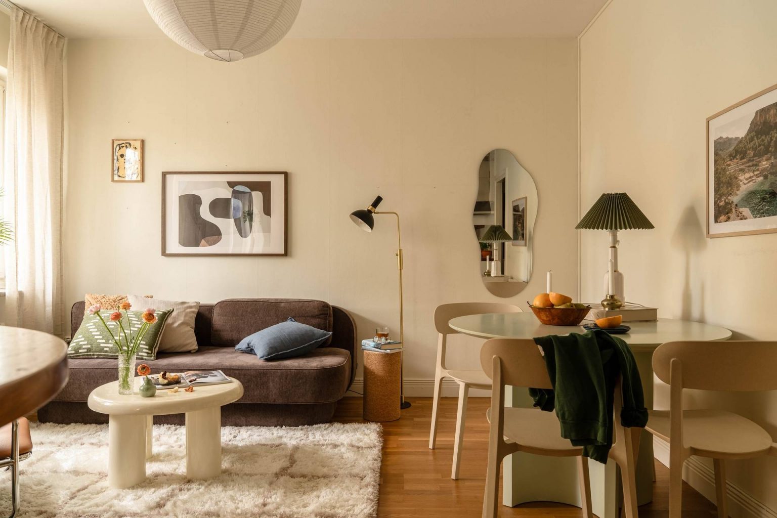 salon murs beiges décoration scandinave deux-pièces 35m2