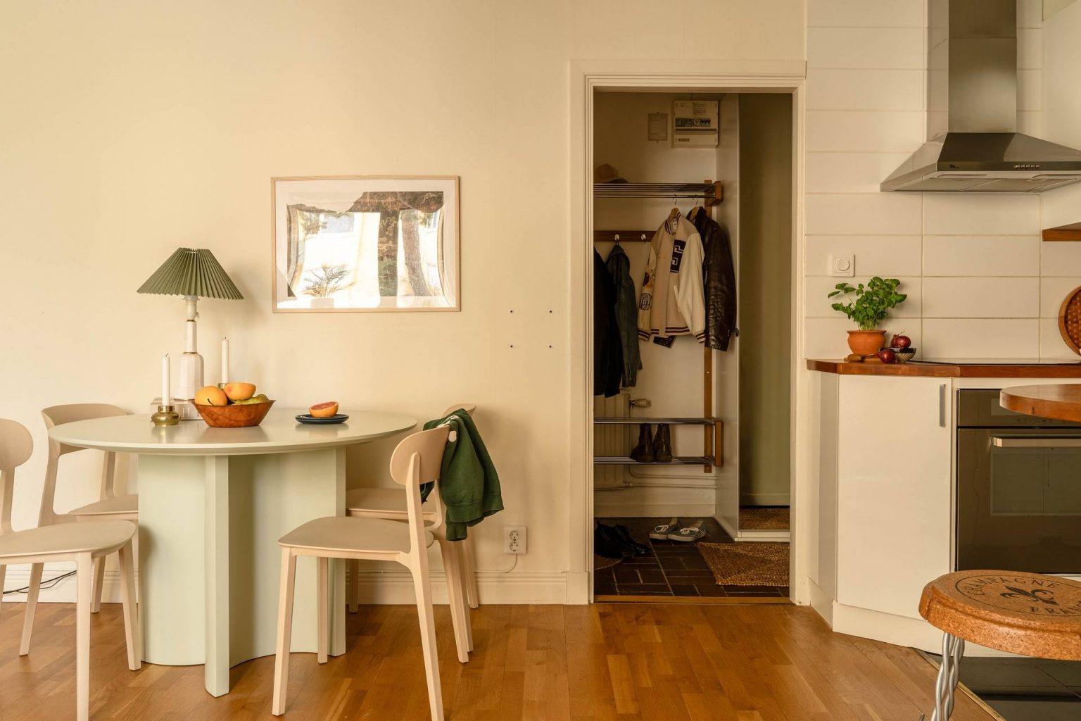 salle à manger et cuisine murs beiges décoration scandinave deux-pièces 35m2