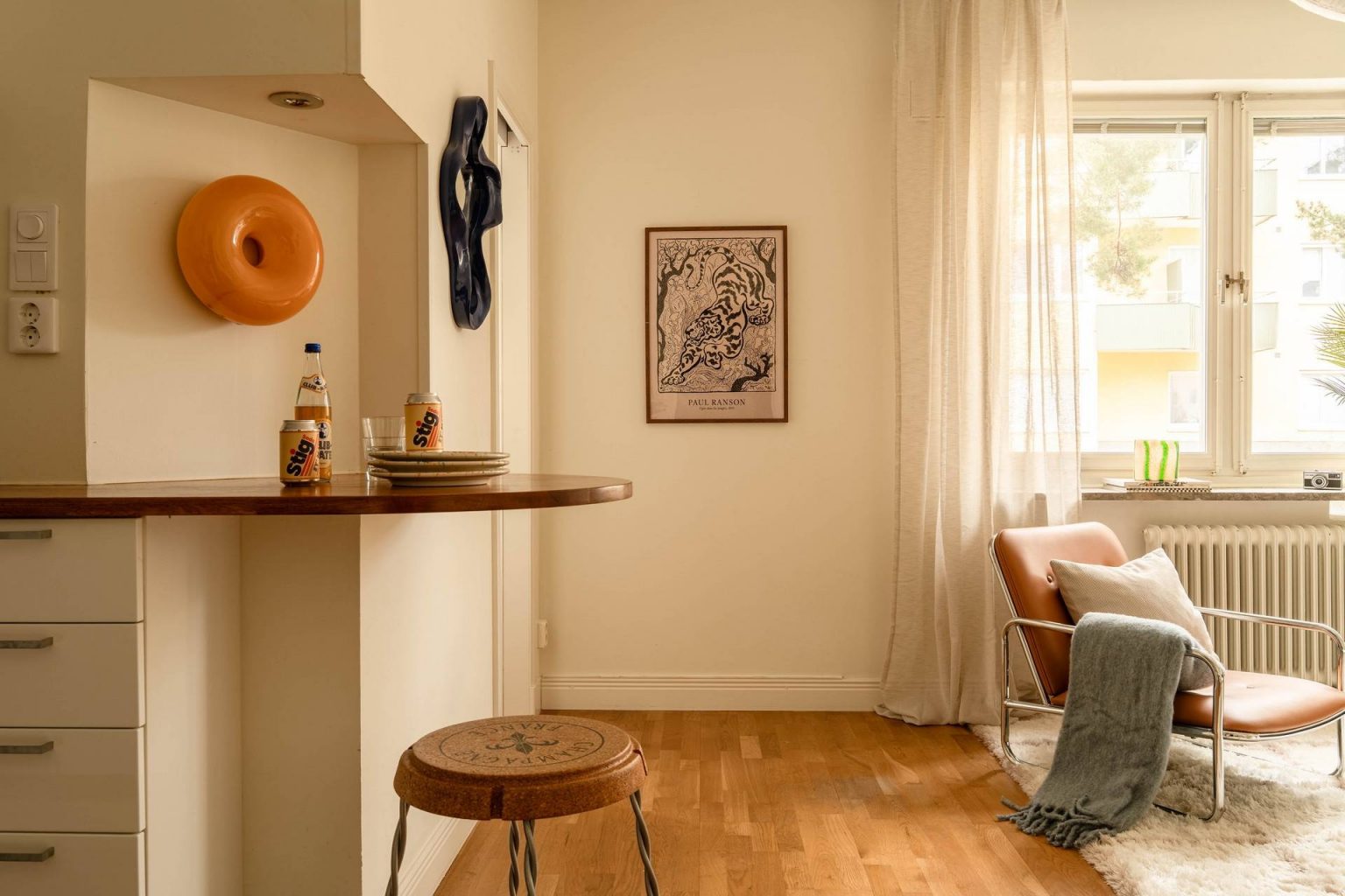 salon et cuisine murs beiges décoration scandinave deux-pièces 35m2