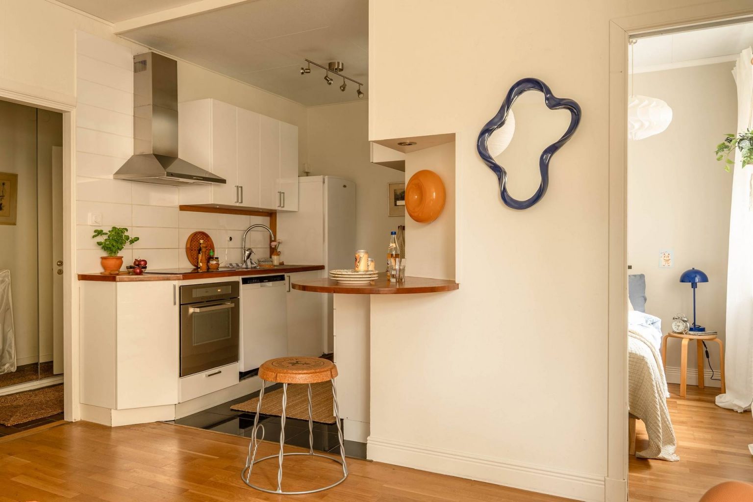 chambre et cuisine murs beiges décoration scandinave deux-pièces 35m2