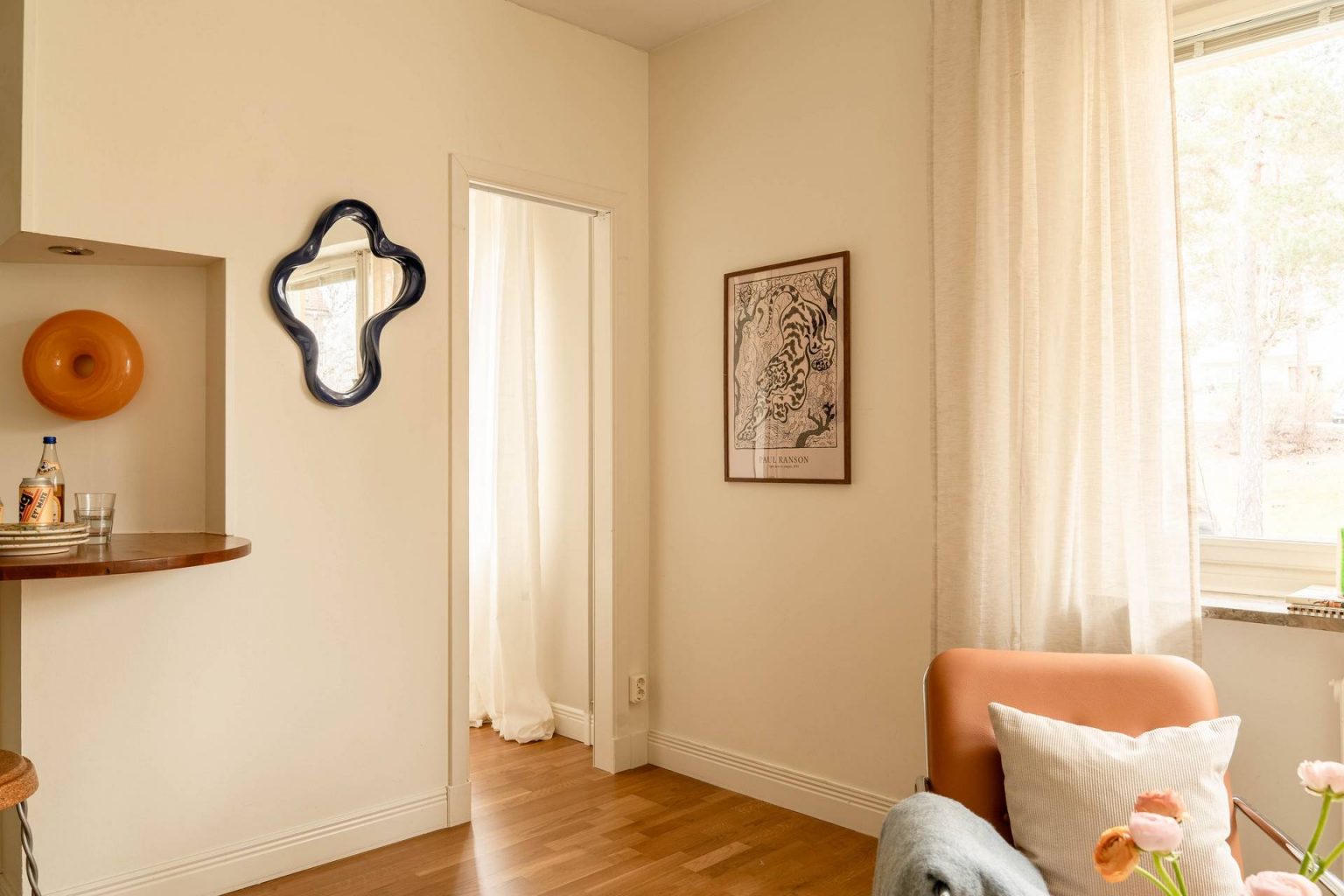 salon murs beiges décoration scandinave deux-pièces 35m2