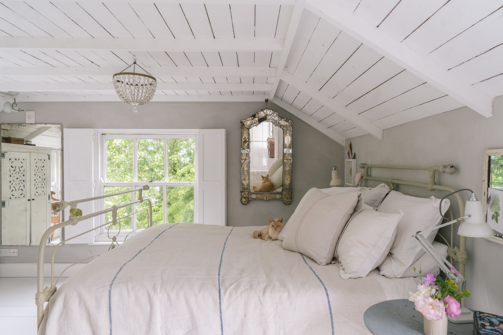 chambre mansardée maison anglaise décoration country chic blanche