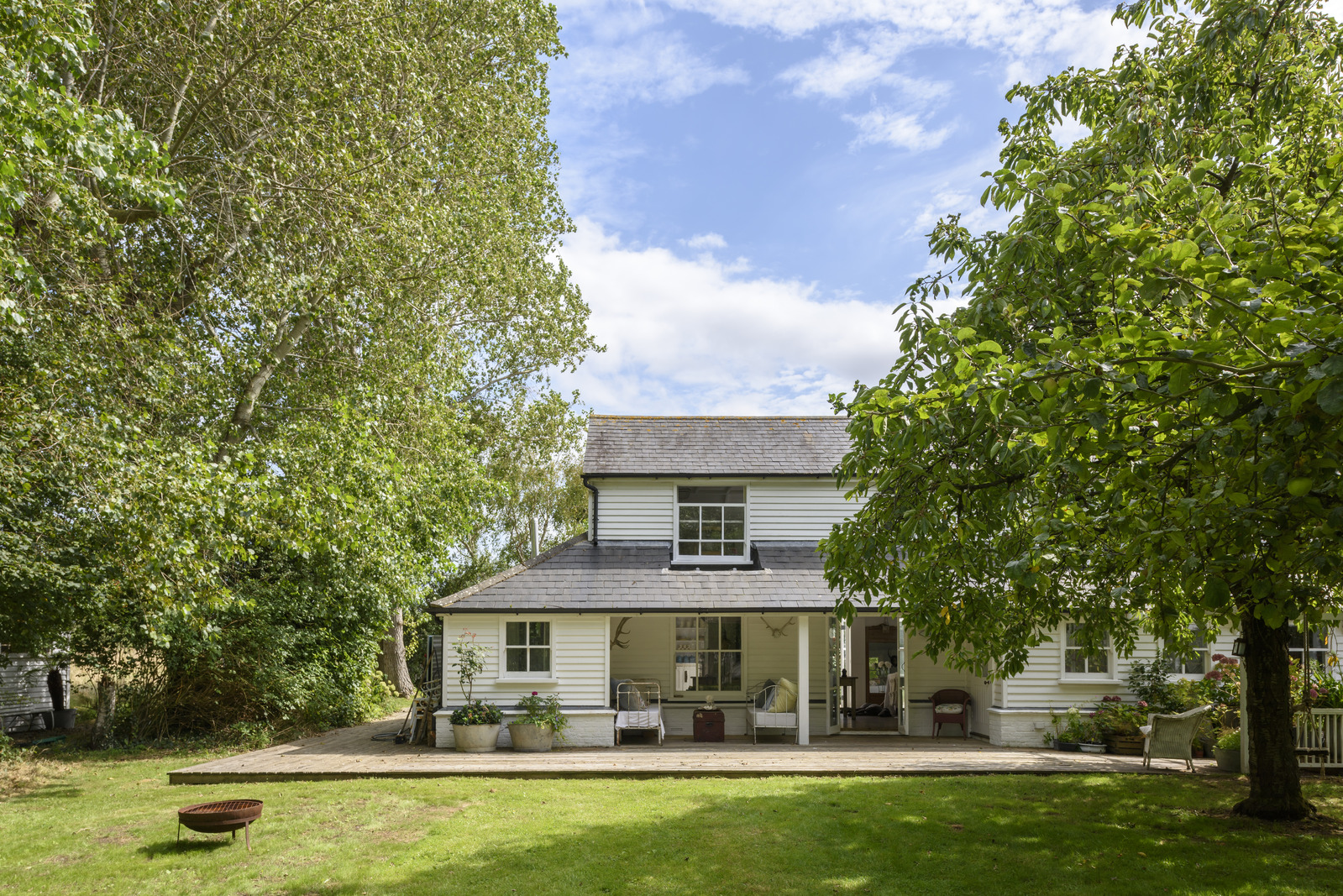 maison anglaise dans la campagne bardée de blanc