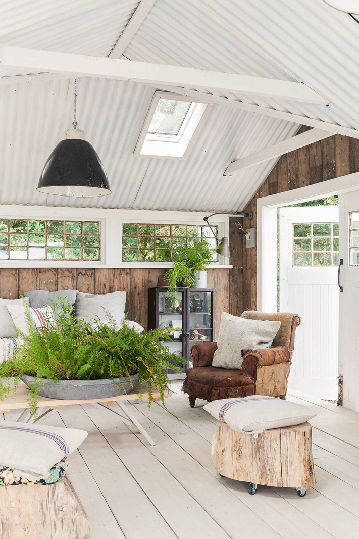 salon décoration campagne chic maison anglaise dans la campagne bardée de blanc