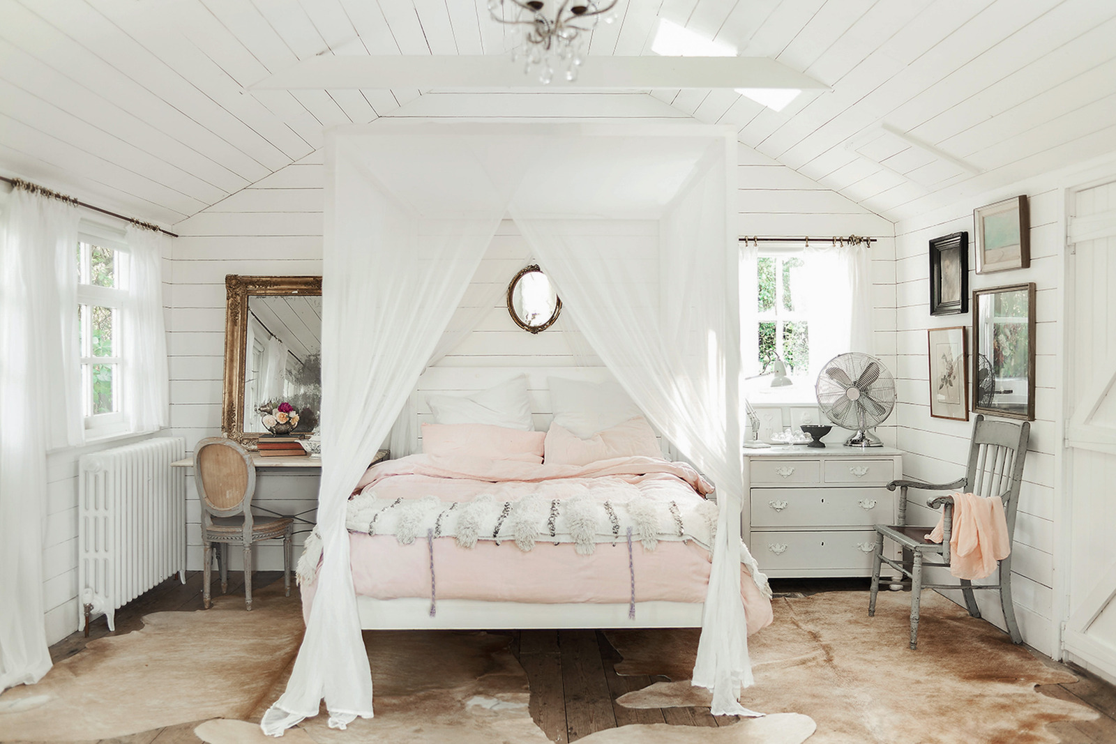 chambre avec lit baldaquin blanc maison anglaise dans la campagne bardée de blanc