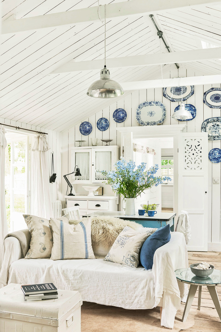 salon blanc et bleu décoration campagne chic maison anglaise dans la campagne bardée de blanc