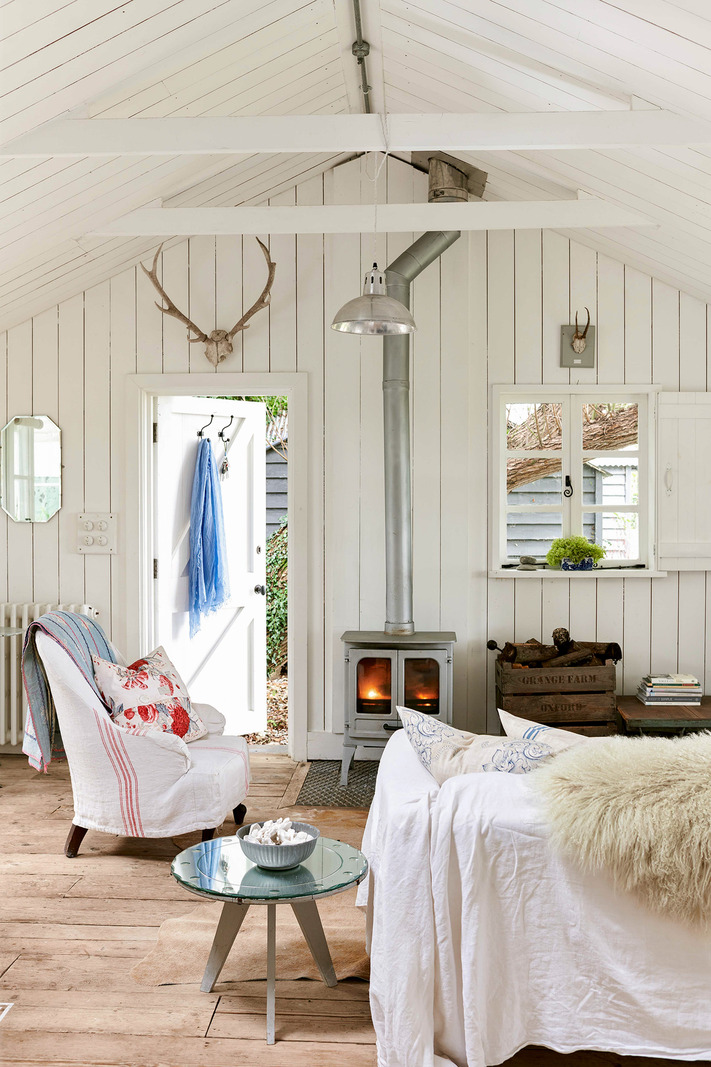 salon avec poêle maison anglaise dans la campagne bardée de blanc