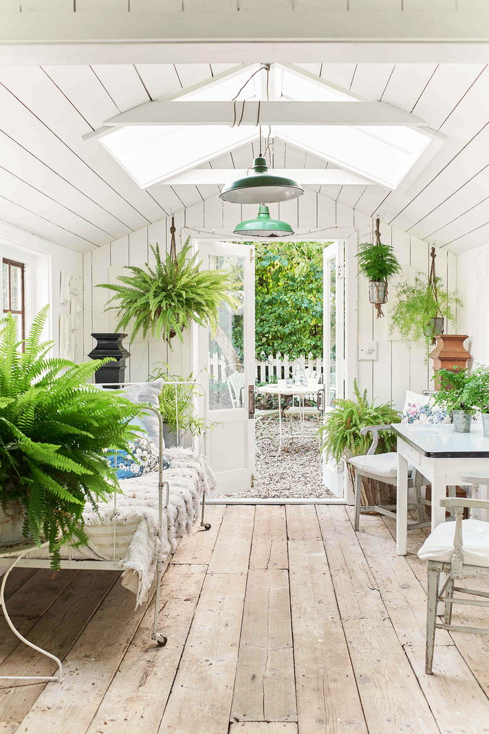salon avec plantes vertes décoration campagne chic maison anglaise dans la campagne bardée de blanc