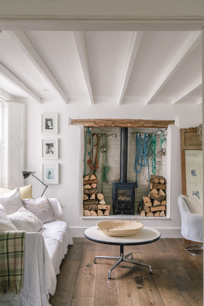 salon avec poêle maison anglaise décoration country chic blanche