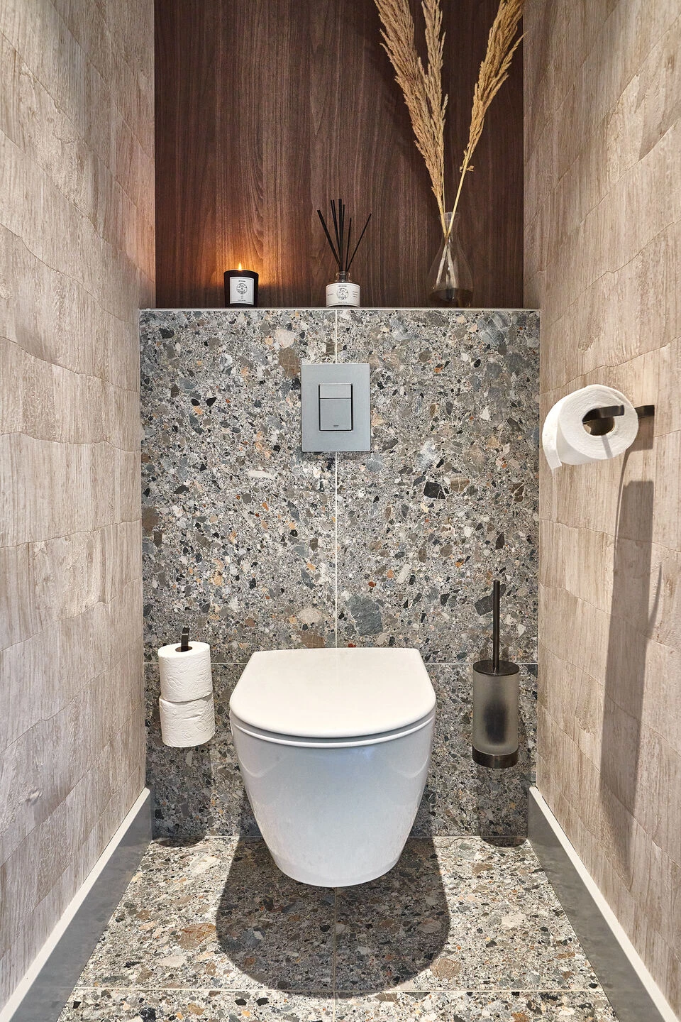 toilettes bois et marbre