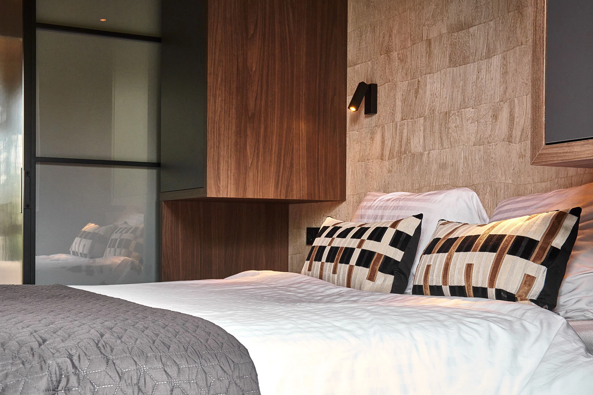 chambre décoration contemporaine petite maison 60m2 par TINY VILLA
