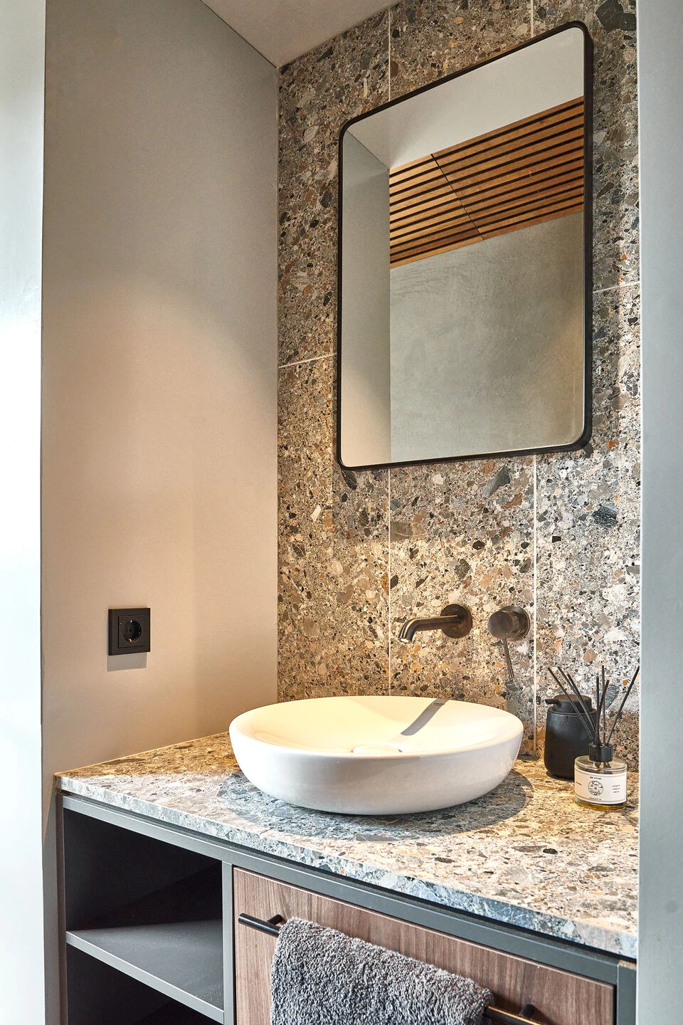 salle de bain bois et marbre petite maison 60m2 par TINY VILLA