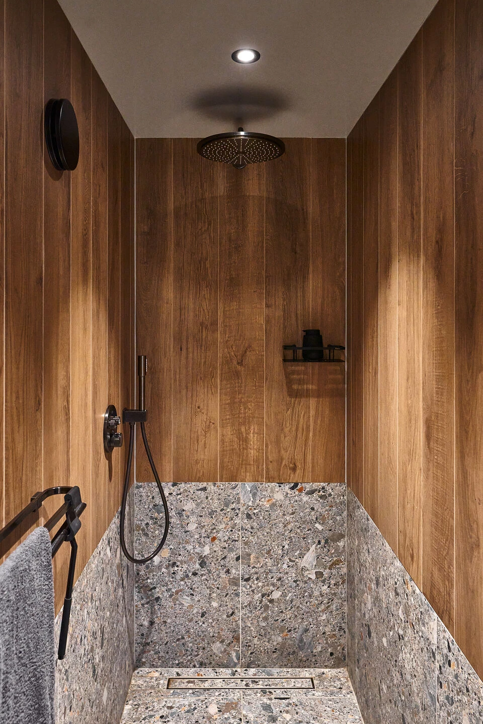 douche bois et marbre petite maison 60m2 par TINY VILLA
