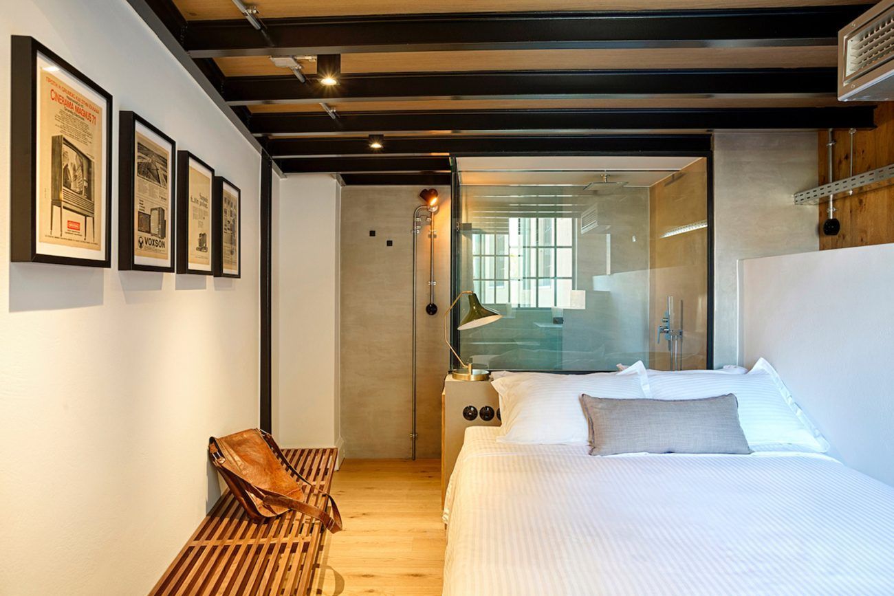 chambre avec poutres et salle de bain décoration contemporaine