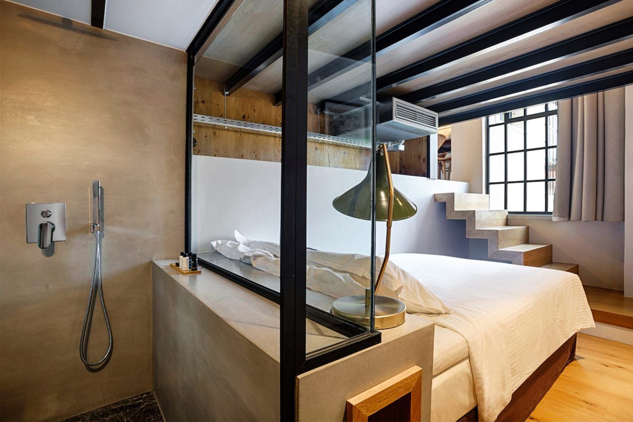 chambre avec poutres et salle de bain décoration contemporaine