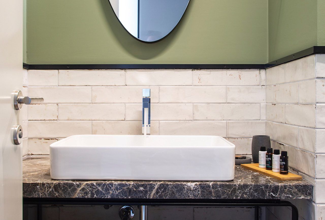 salle de bain plan marbre mur vert