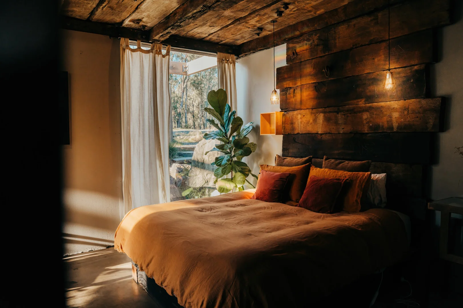 bedroom wooden ceiling off-grid Australian home with pool Callignee II architect bedroom wooden ceiling off-grid Australian home with pool Callignee II architect's house