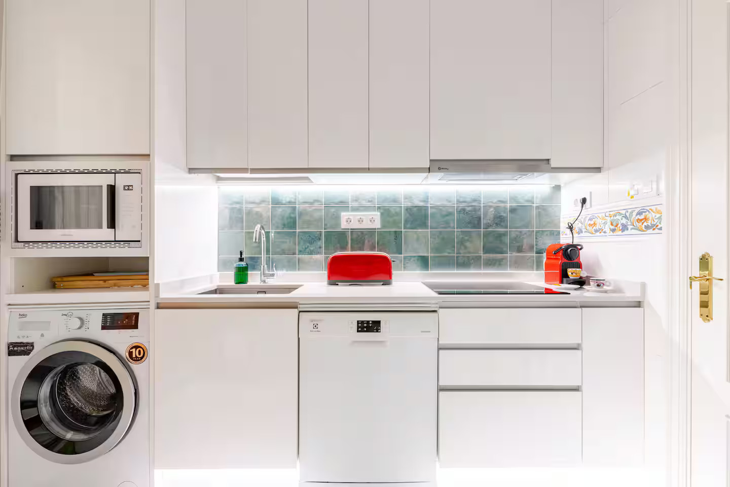 cuisine verte et blanche décoration contemporaine appartement à Bilbao cuisine verte et blanche décoration contemporaine appartement à Bilbao