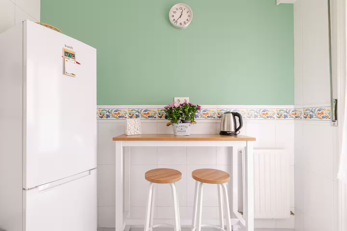 cuisine verte et blanche décoration contemporaine appartement à Bilbao cuisine verte et blanche décoration contemporaine appartement à Bilbao