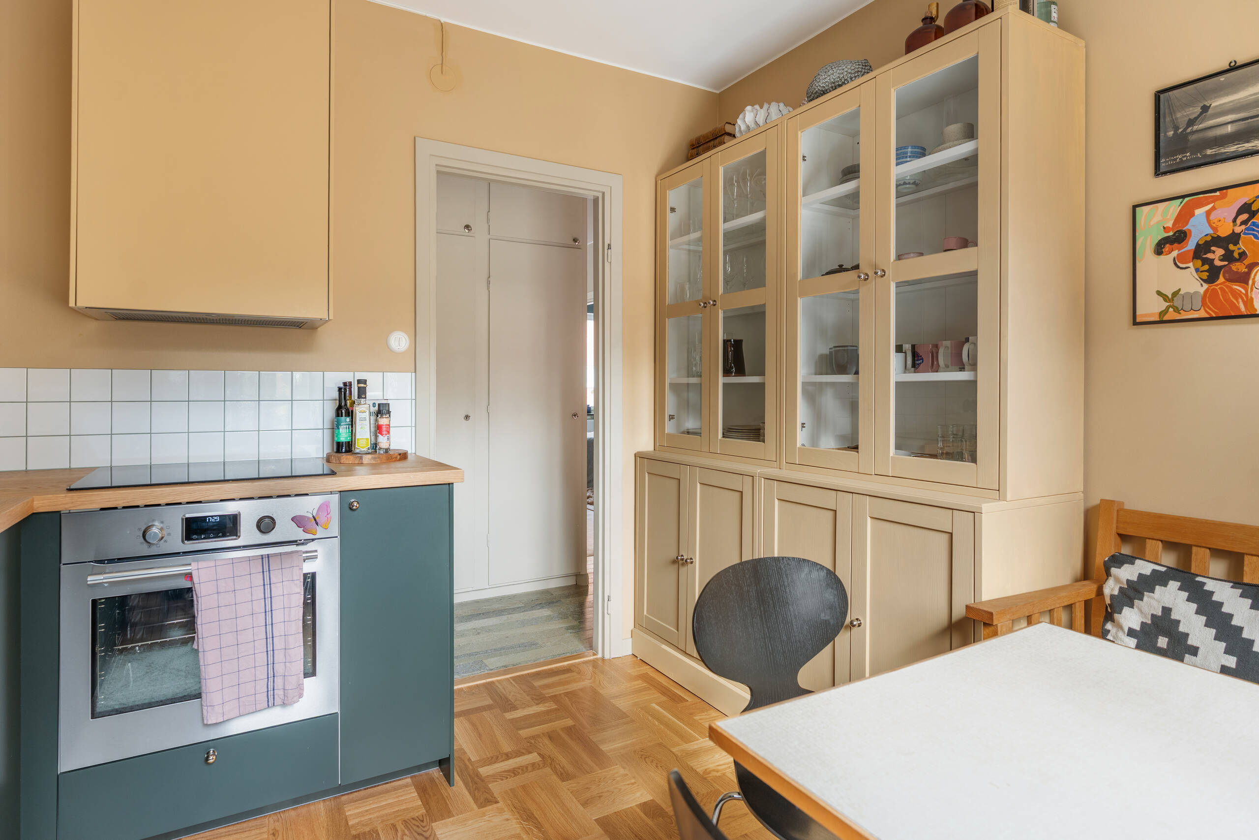 green kitchen with dining room ochre walls fifties nordic style