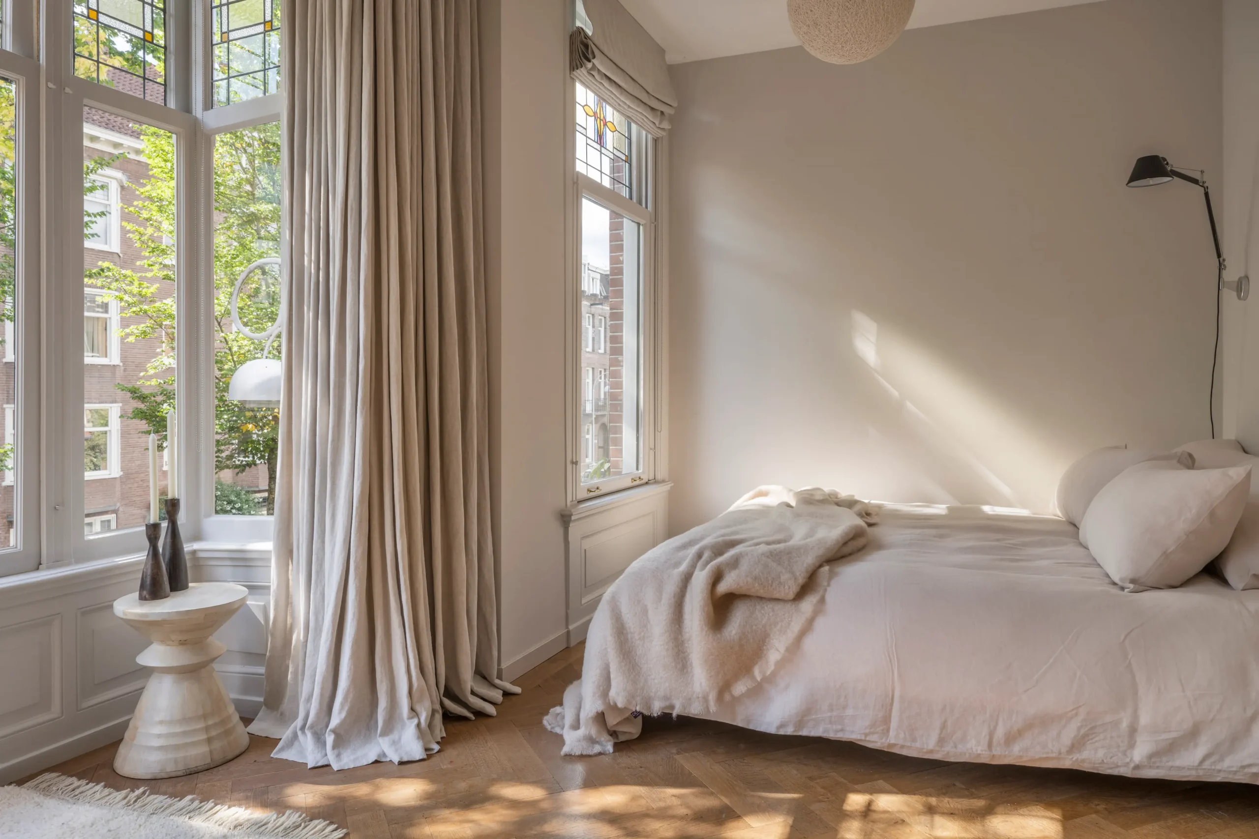 chambre beige décoration contemporaine maison de 1906 Amsterdam