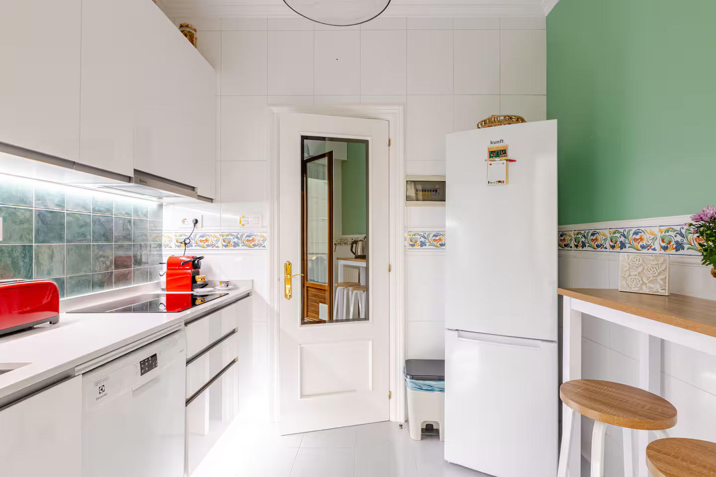 cuisine verte et blanche décoration contemporaine appartement à Bilbao cuisine verte et blanche décoration contemporaine appartement à Bilbao