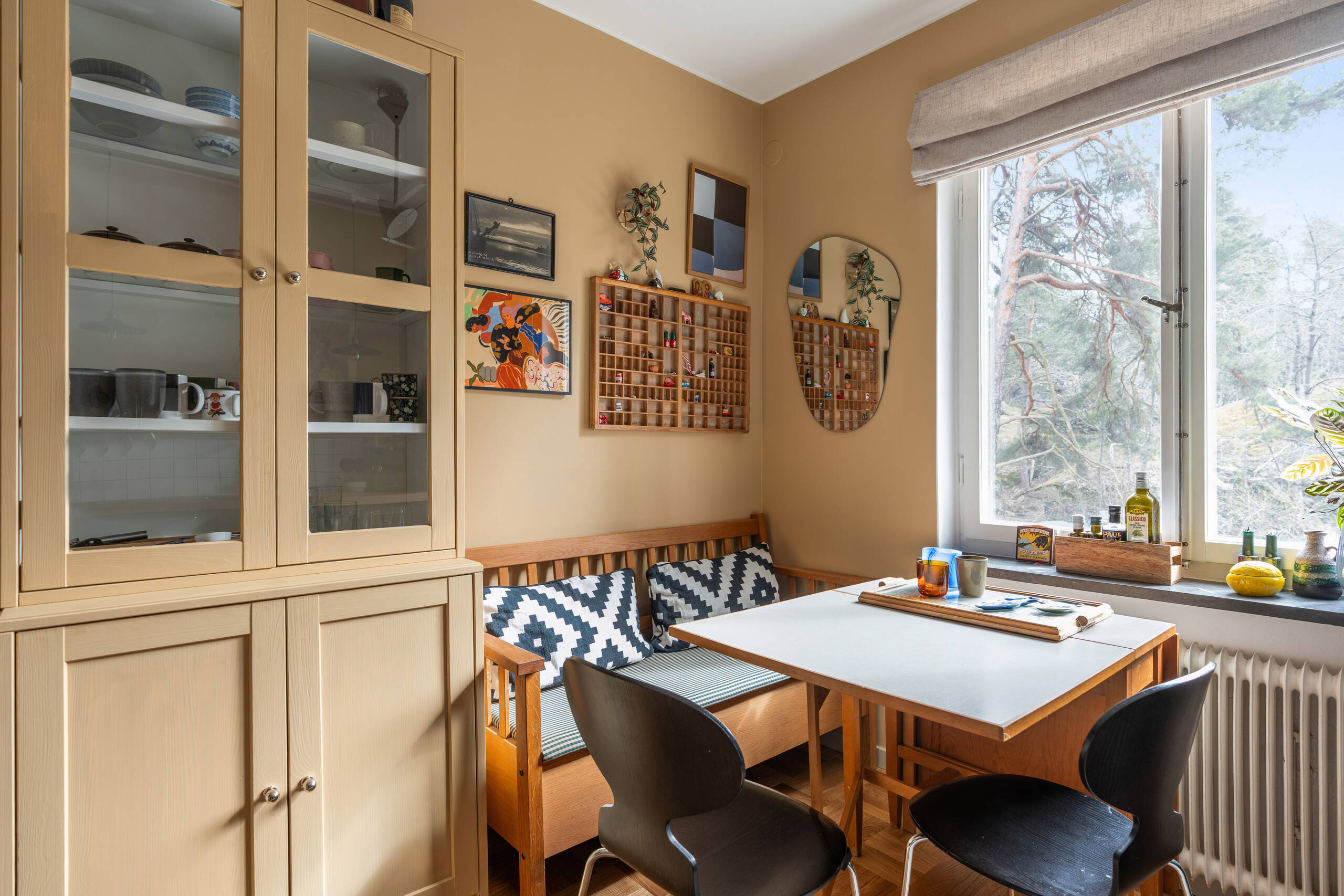 dining room ochre walls fifties nordic style