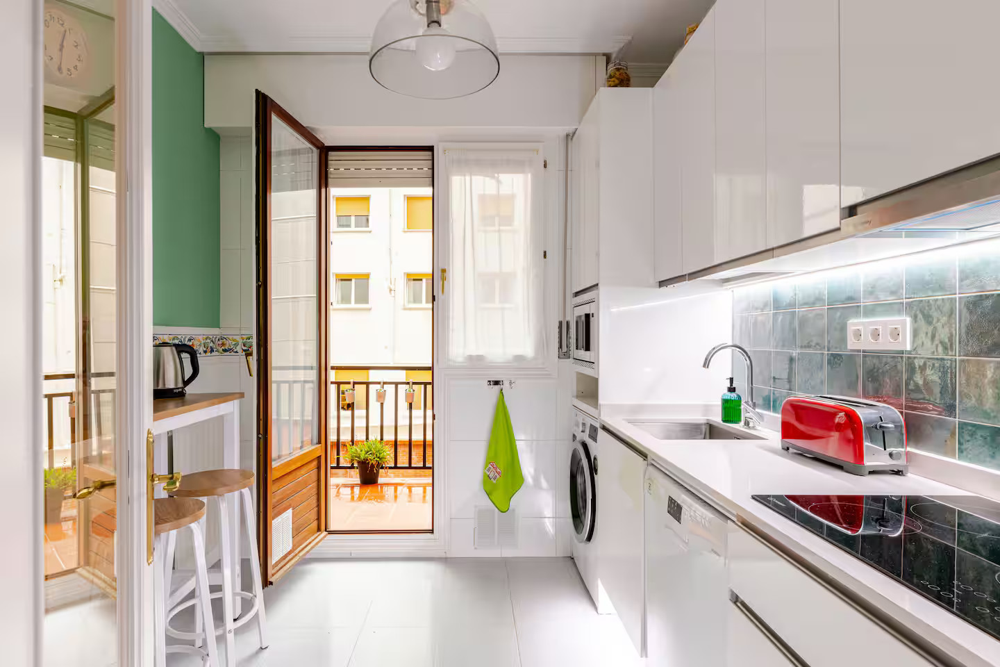 cuisine verte et blanche décoration contemporaine appartement à Bilbao cuisine verte et blanche décoration contemporaine appartement à Bilbao