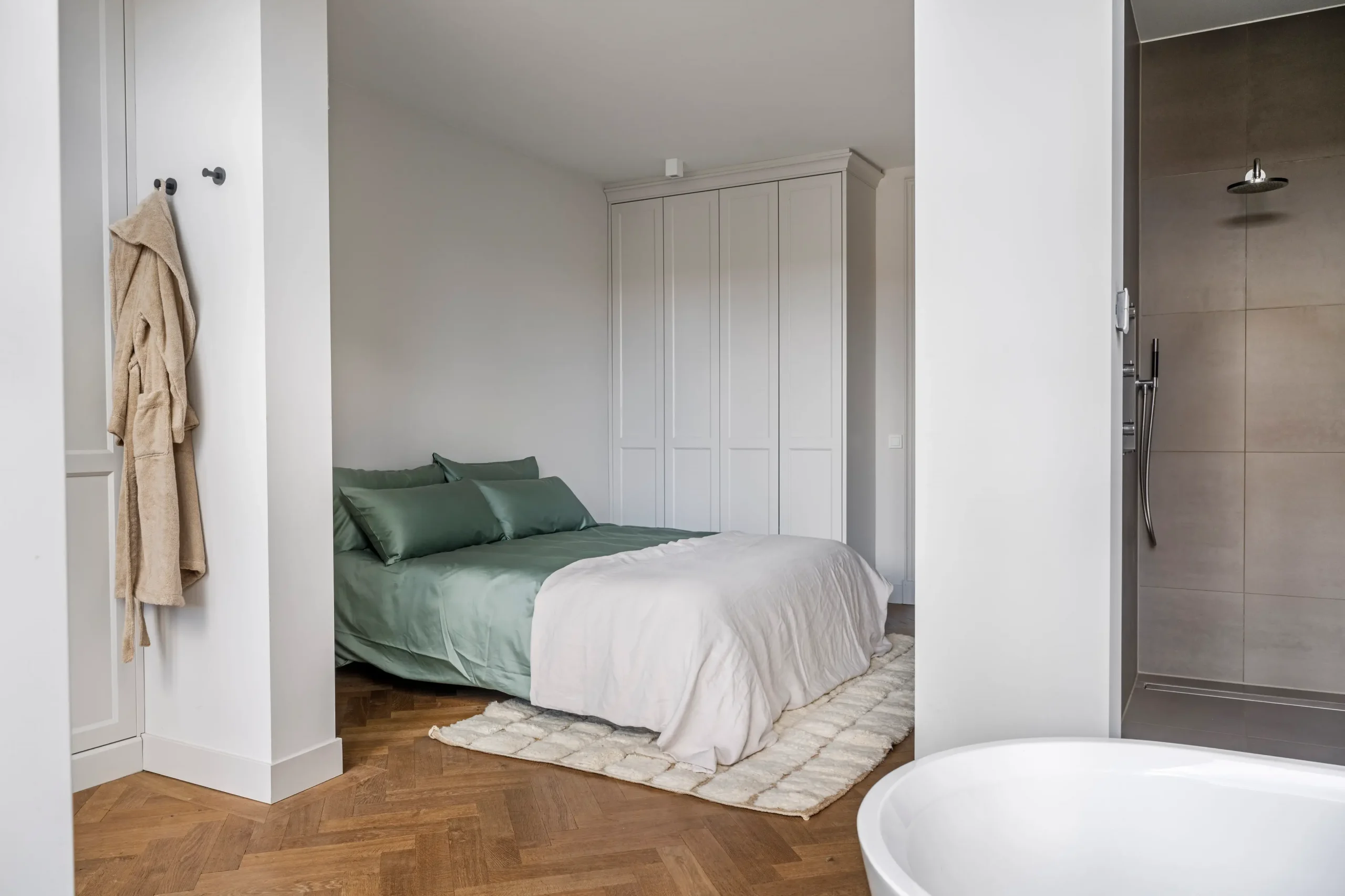 chambre avec salle de bain ouverte décoration contemporaine maison de 1906 Amsterdam
