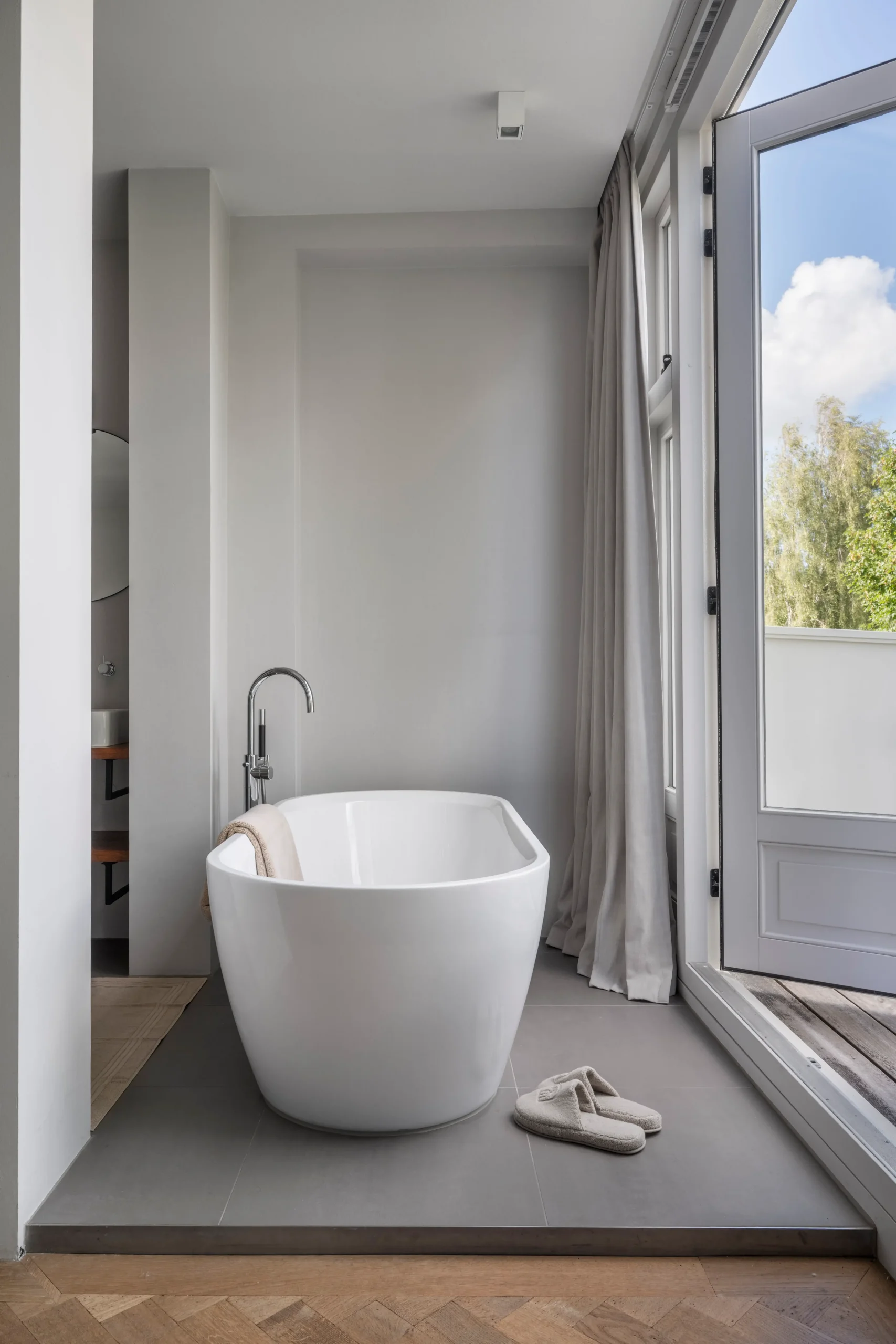 salle de bain ouverte avec baignoire îlot design décoration contemporaine maison de 1906 Amsterdam