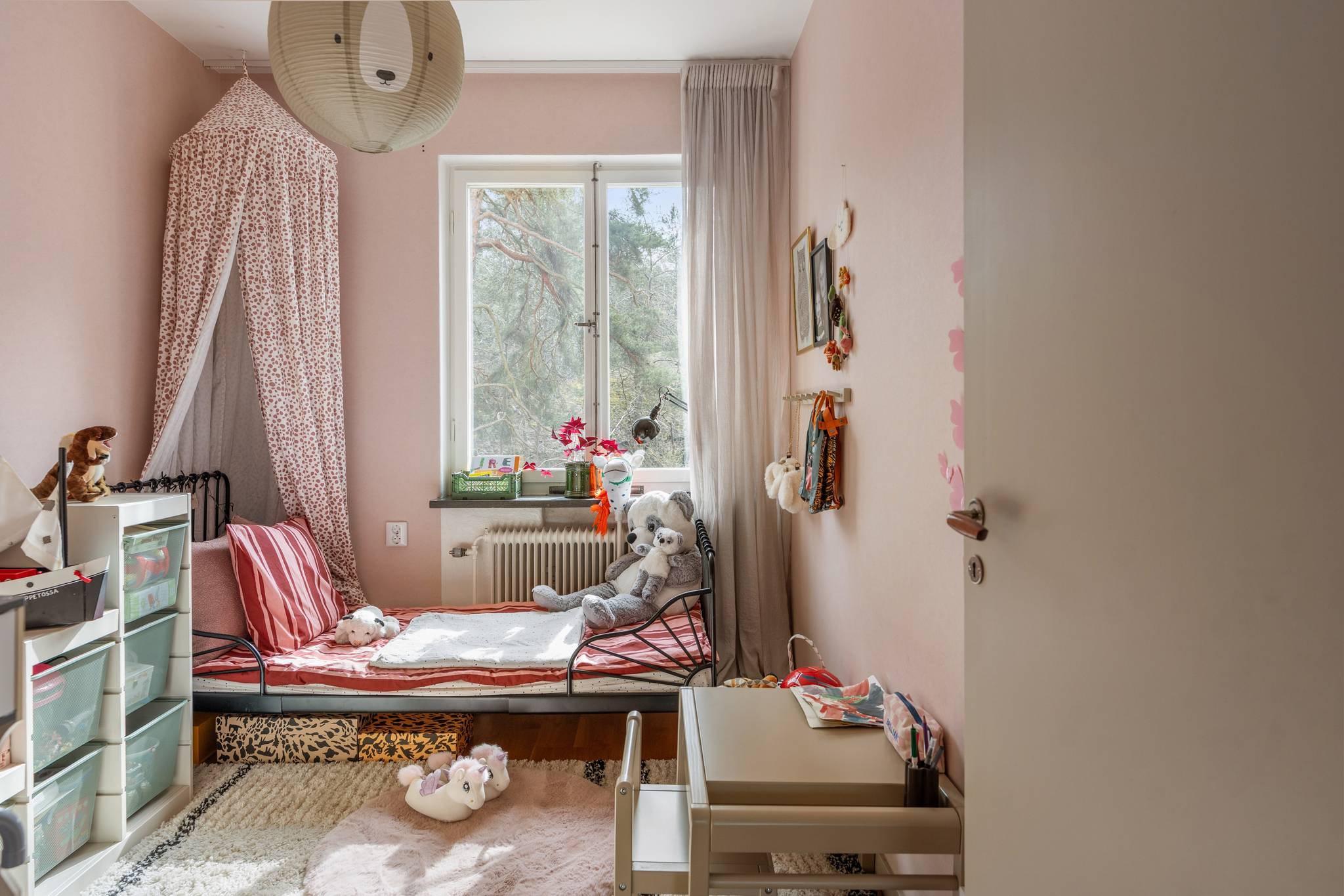 pink child bedroom fifties nordic style