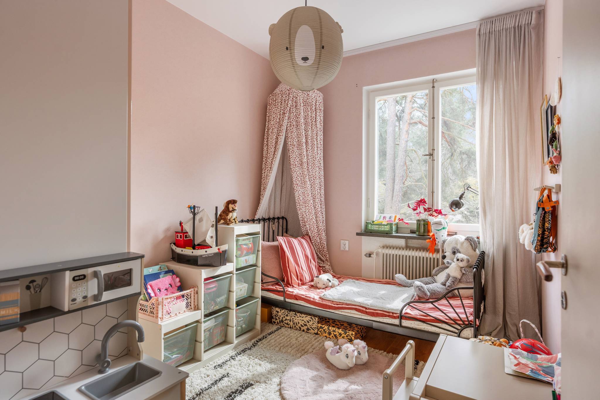 pink child bedroom fifties nordic style