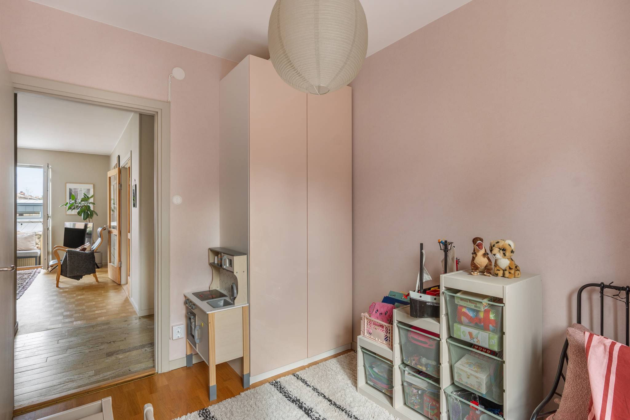 pink child bedroom fifties nordic style