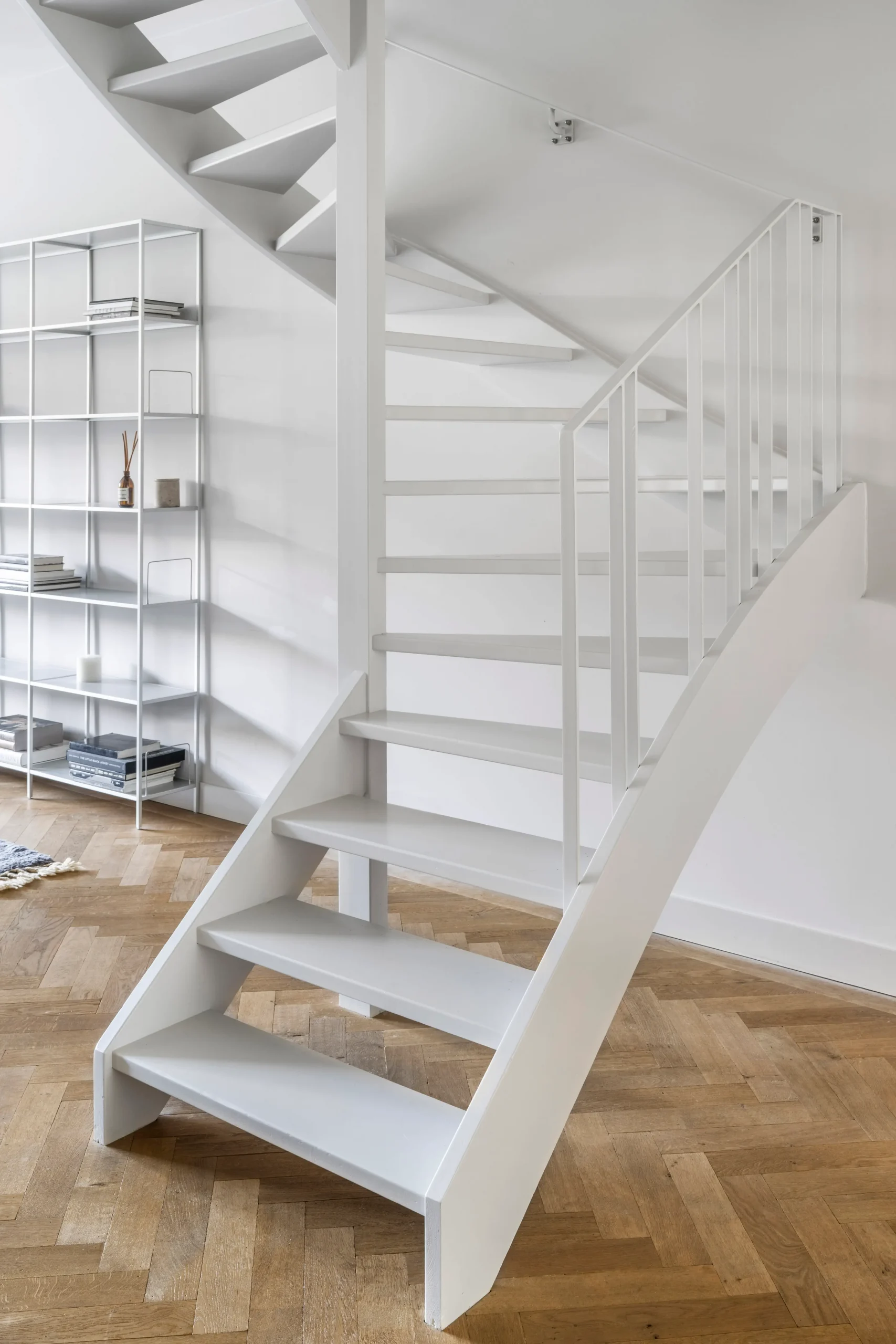 escalier blanc sans contremarches