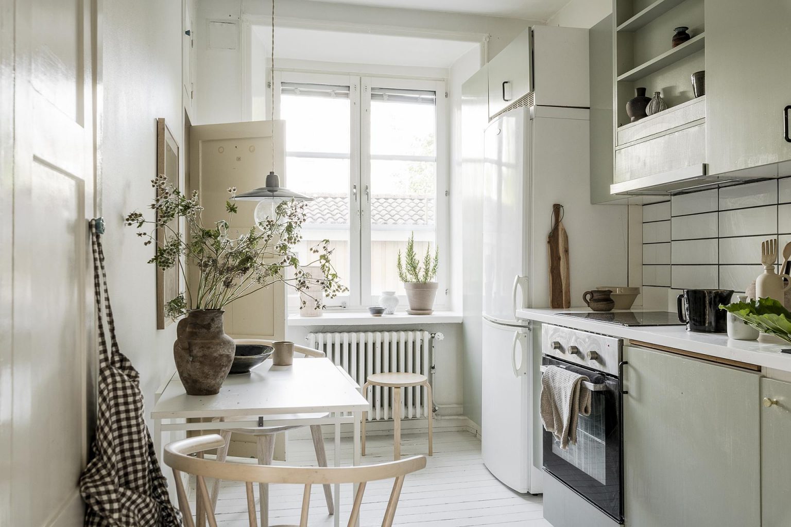 cuisine vert pâle avec espace repas dans studio 32m2 décoration scandinave