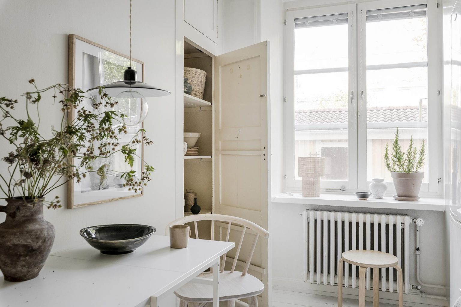 espace repas et garde-manger dans cuisine décoration scandinave