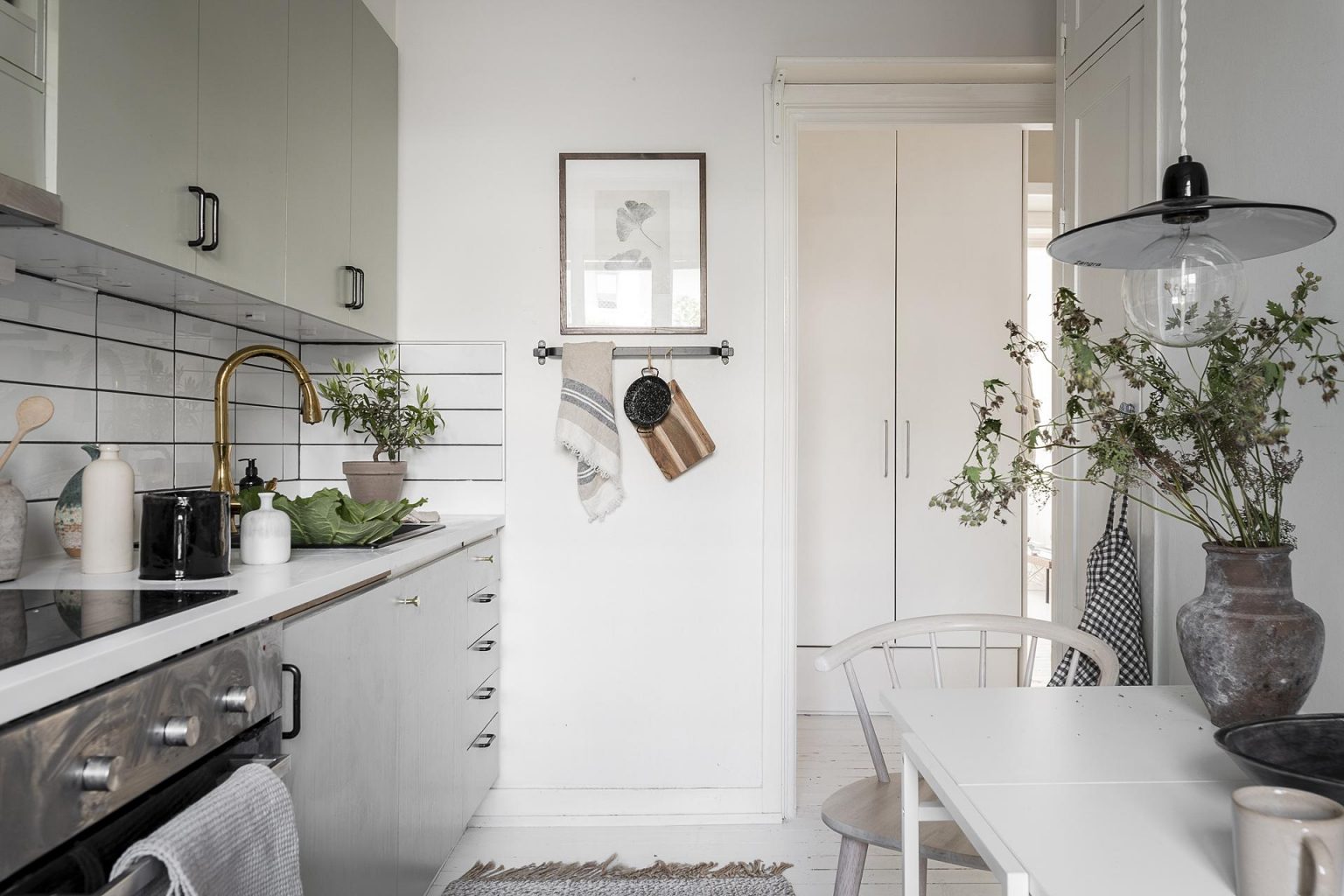 cuisine vert pâle avec espace repas dans studio 32m2 décoration scandinave