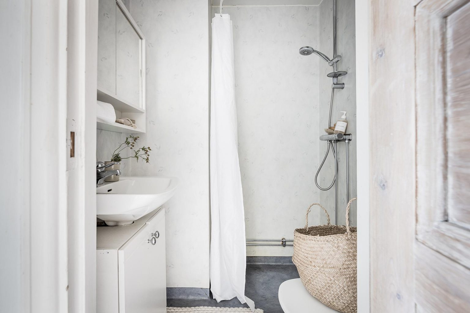 salle de bain blanche et grise