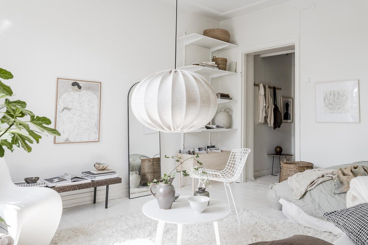 salon avec lit studio 32m2 décoration blanche scandinave