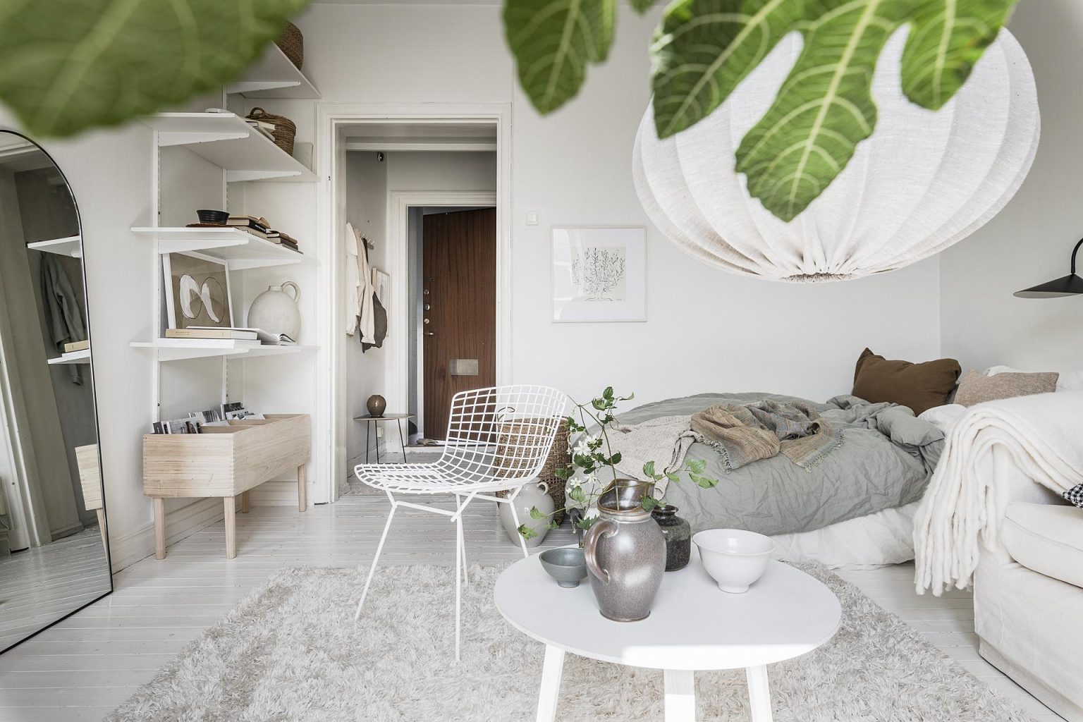 salon avec lit studio 32m2 décoration blanche scandinave