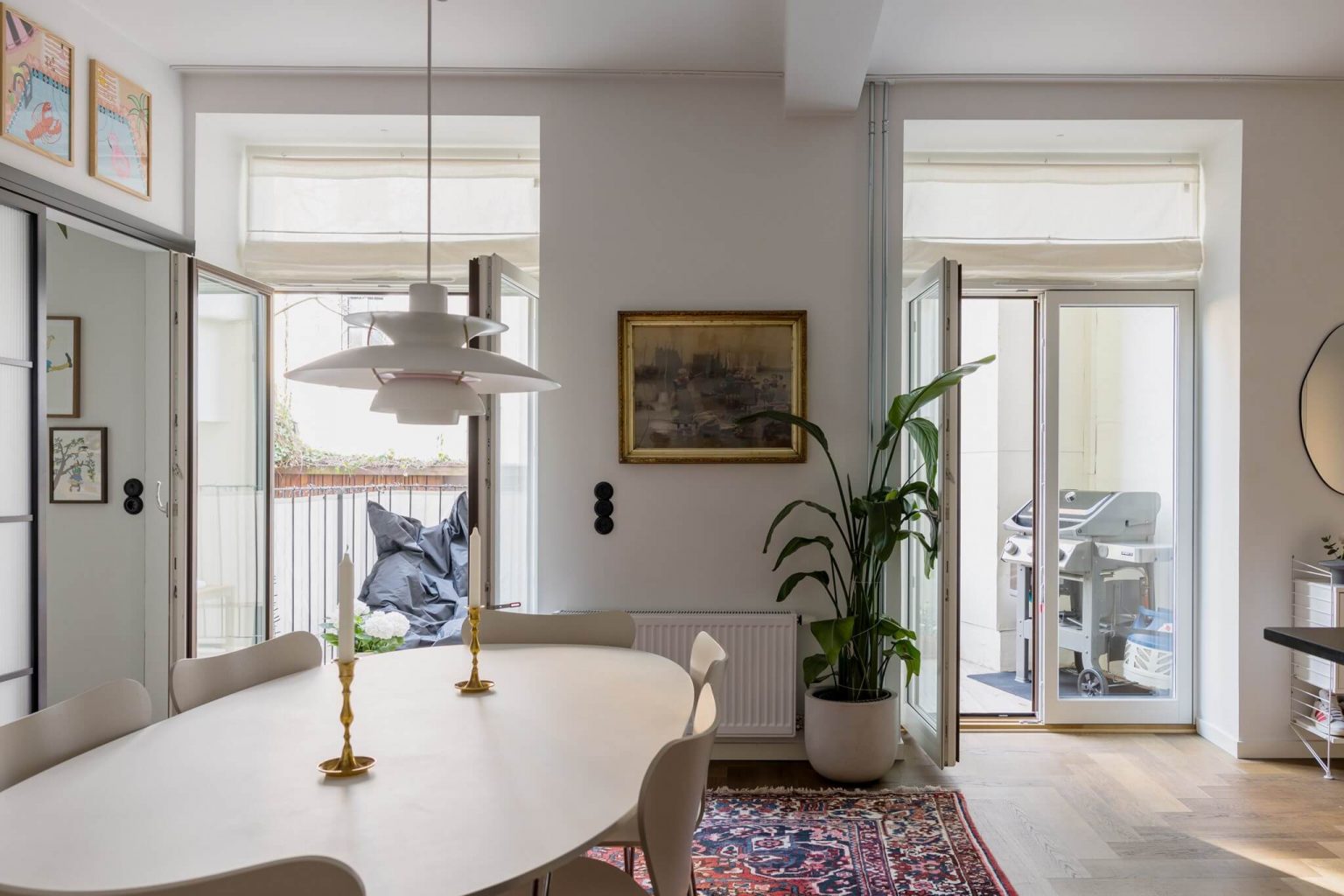 salle à manger avec terrasse décoration scandinave