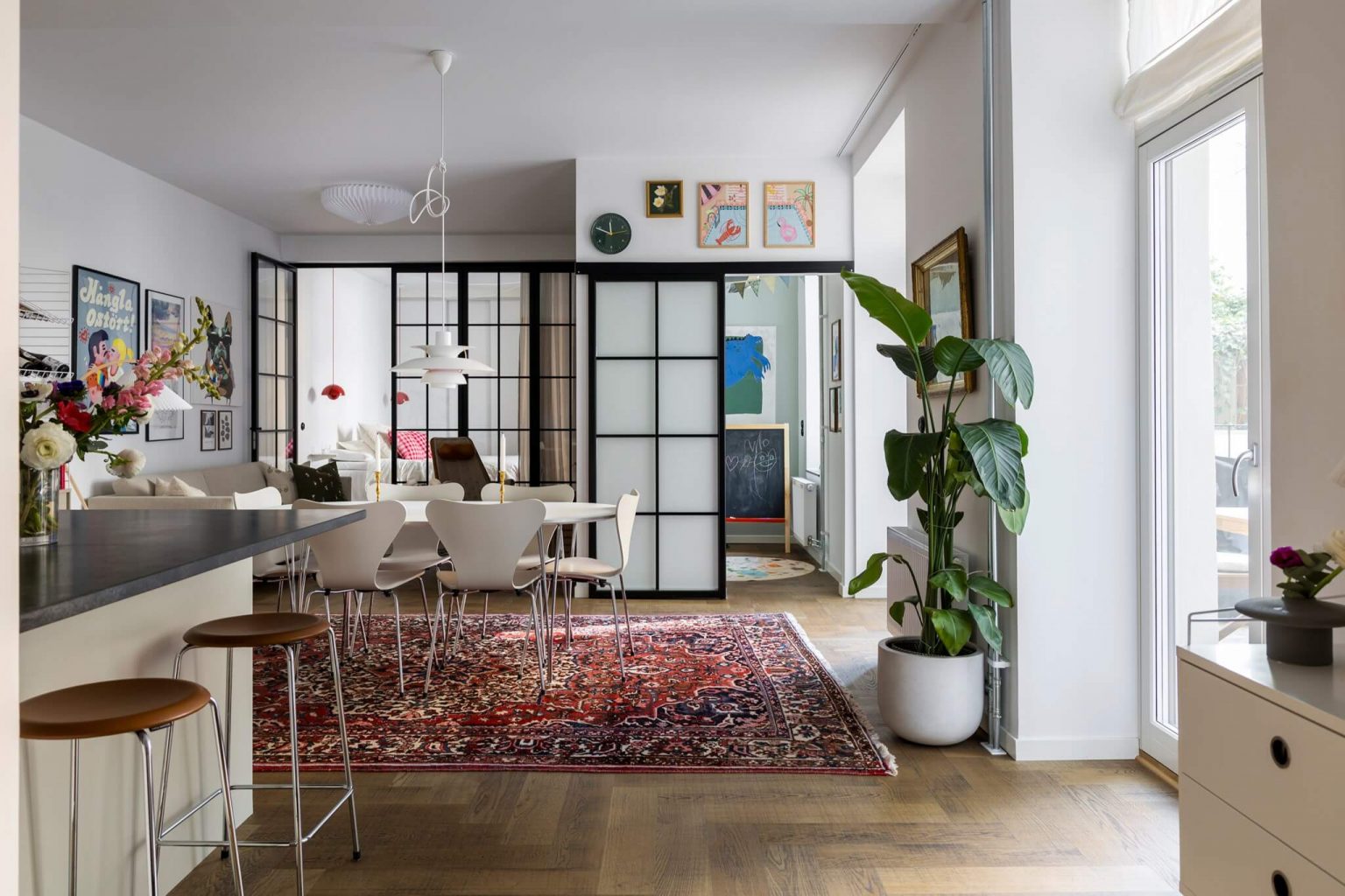 salon et salle à manger avec verrière décoration scandinave
