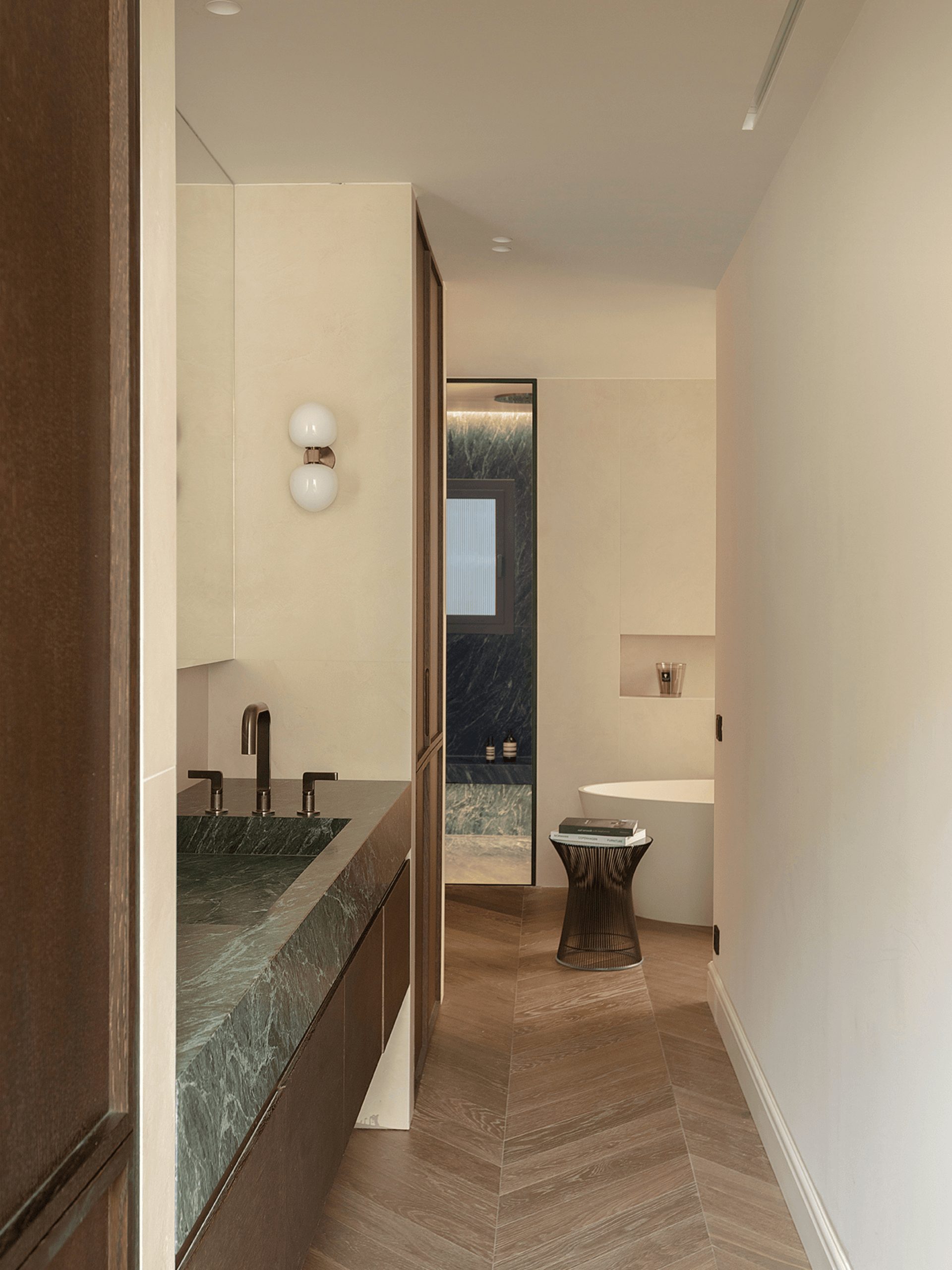 salle de bain baignoire îlot design décoration contemporaine beige et marbre vert