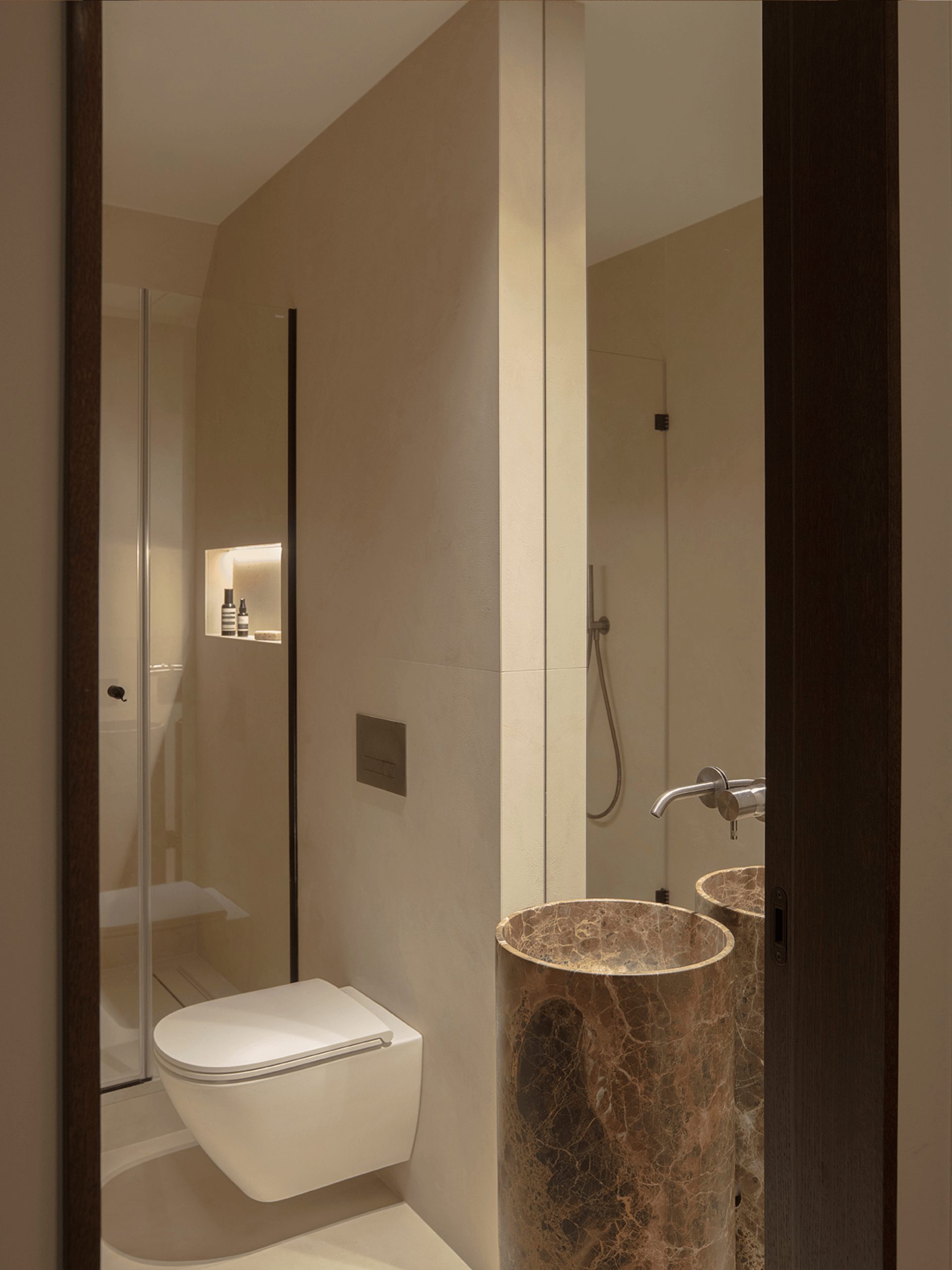 salle de bain vasque marbre rouge design
