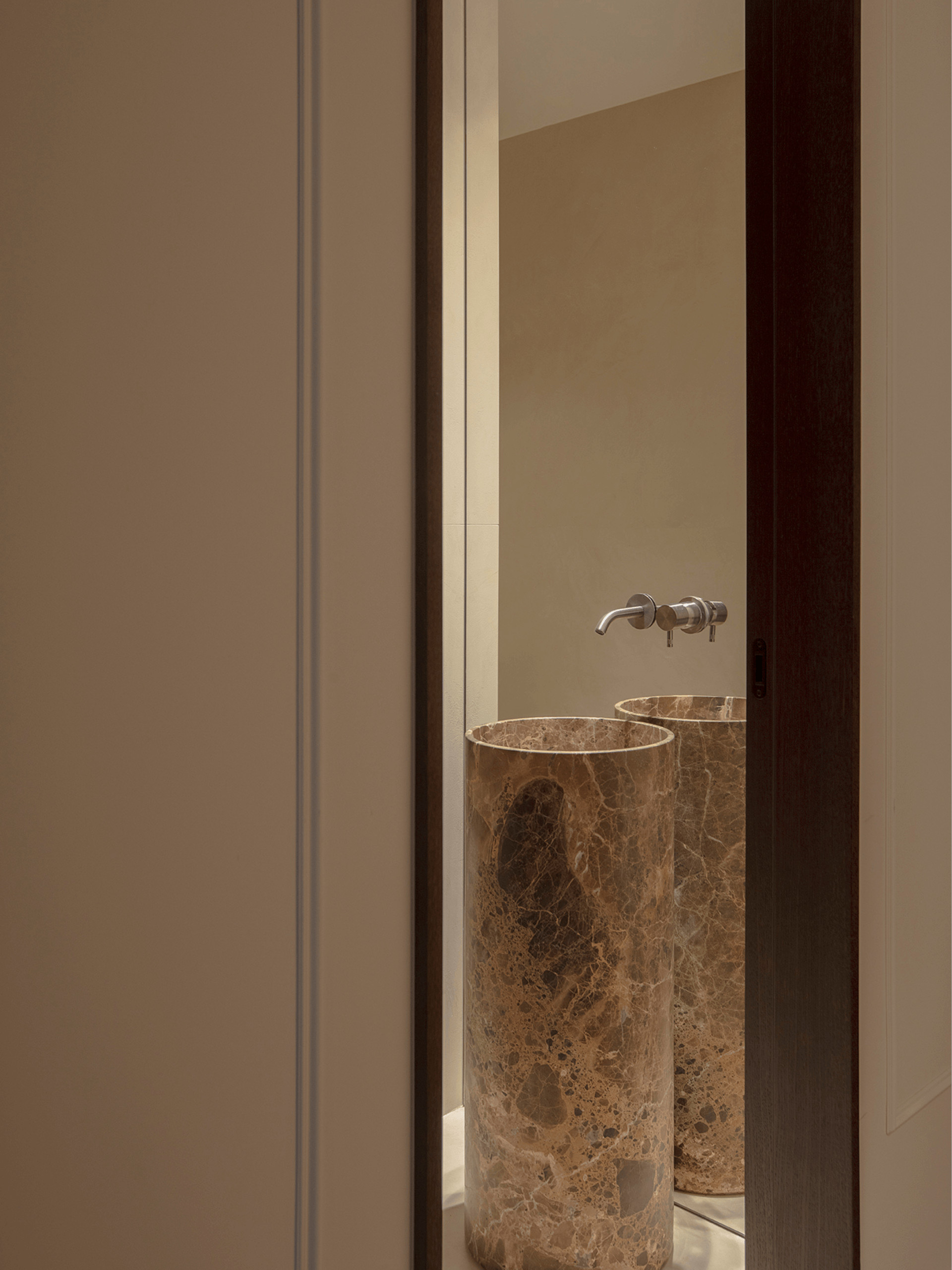 salle de bain vasque marbre rouge design