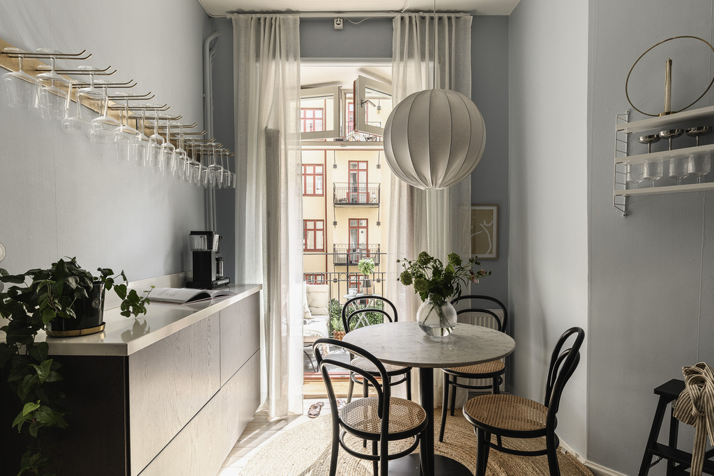 cuisine noyer avec espace repas murs bleus décoration scandinave studio Art Nouveau de 37m2 cuisine noyer avec espace repas murs bleus décoration scandinave studio Art Nouveau de 37m2