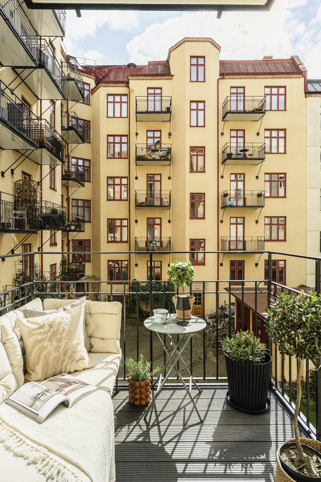 balcon sur cour studio Art Nouveau de 37m2 balcon sur cour studio Art Nouveau de 37m2