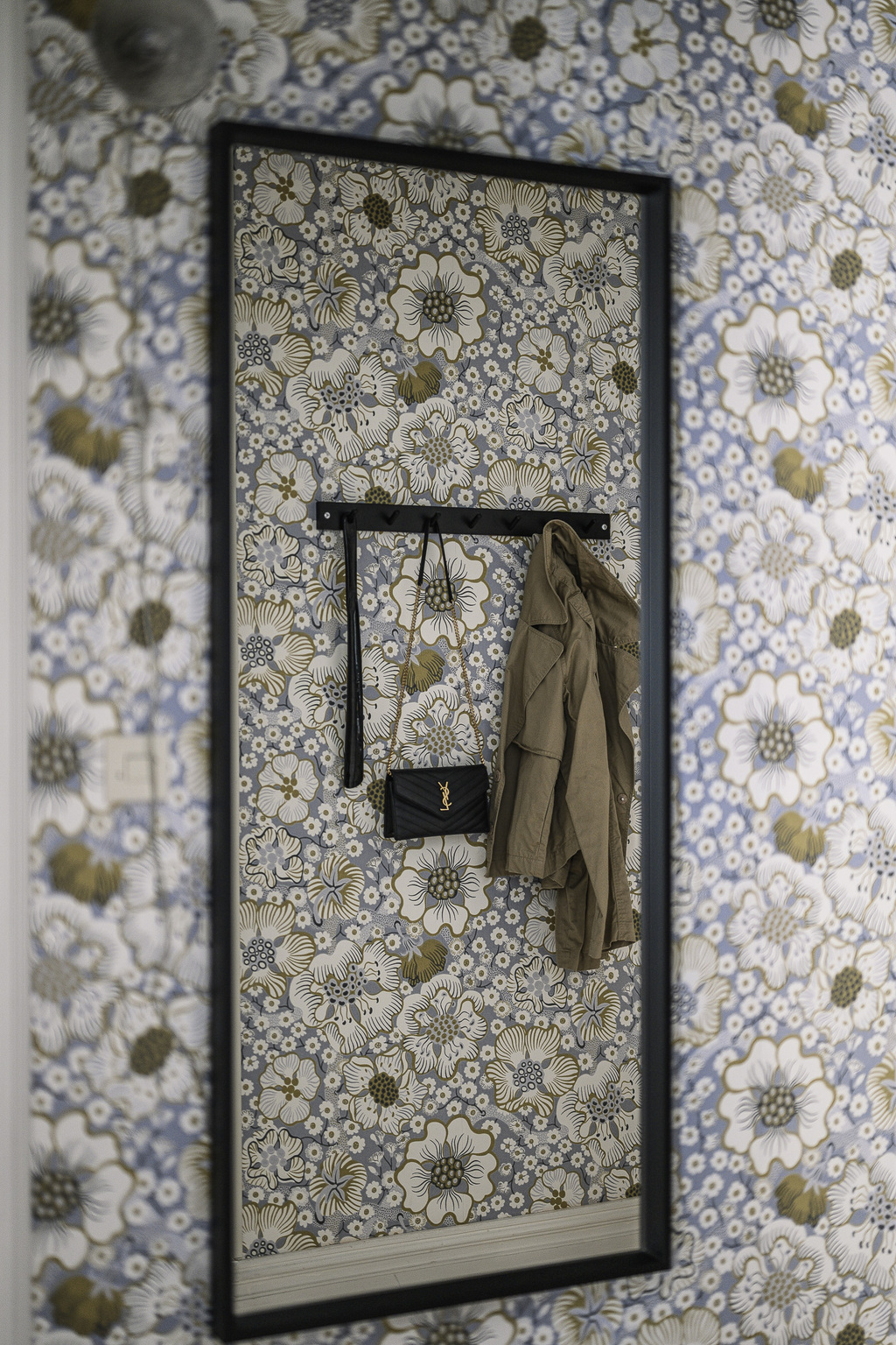 petite entrée avec papier-peint floral et miroir petite entrée avec papier-peint floral et miroir