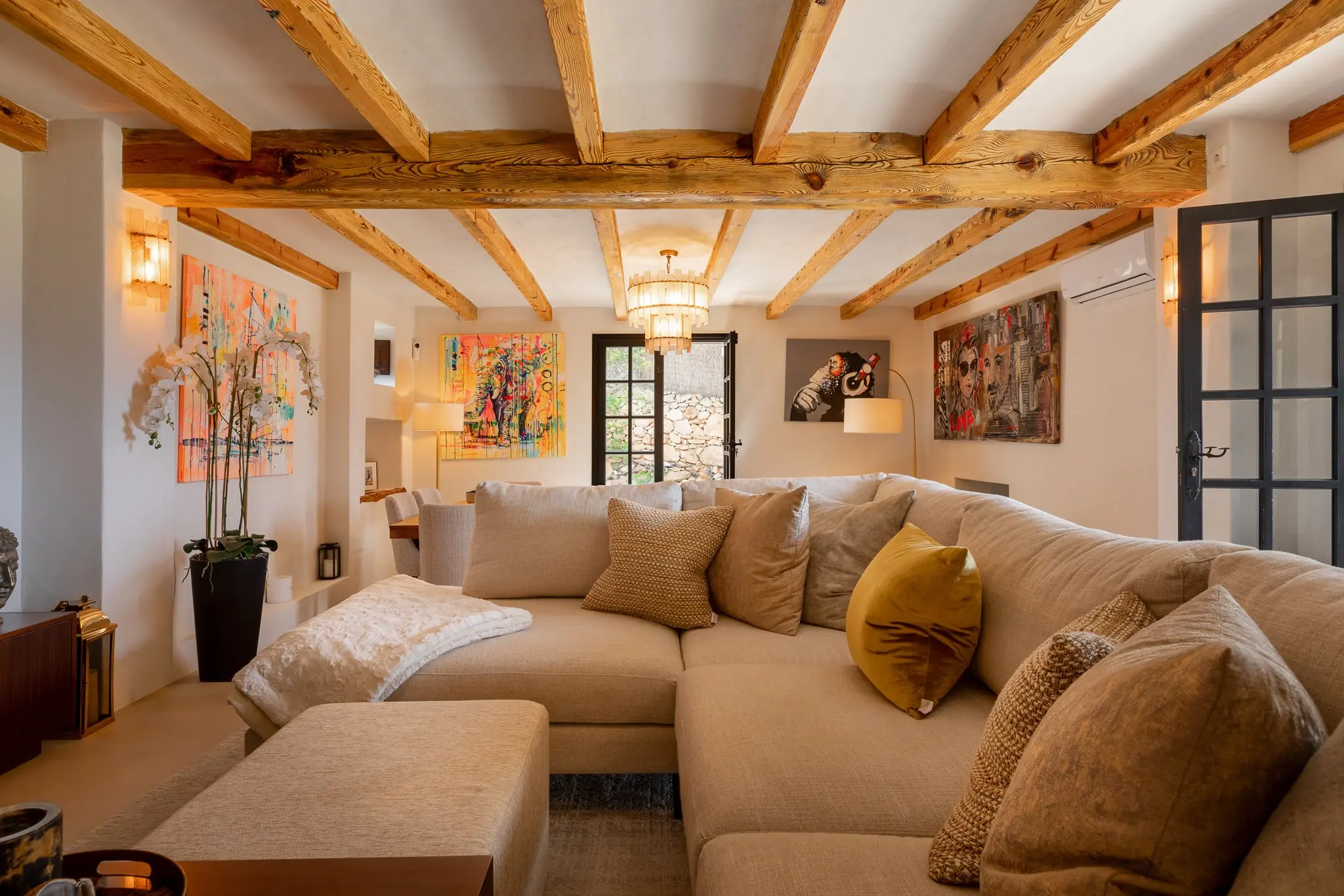 salon avec poutres décoration contemporaine finca authentique modernisée à Ibiza avec piscine