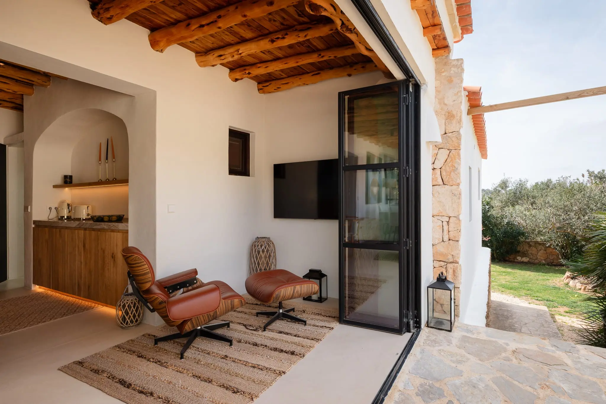 salon avec poutres décoration contemporaine finca authentique modernisée à Ibiza avec piscine